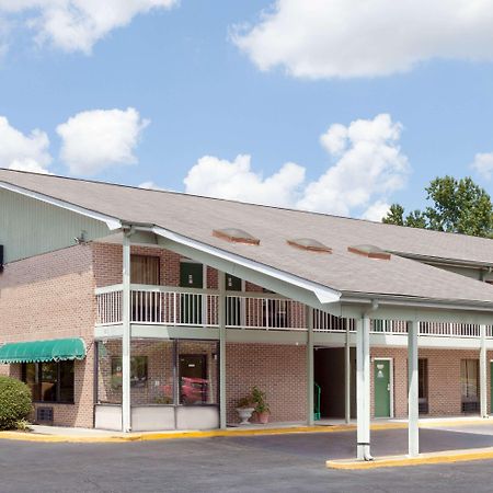Days Inn By Wyndham Columbia Ne Fort Jackson Exterior foto