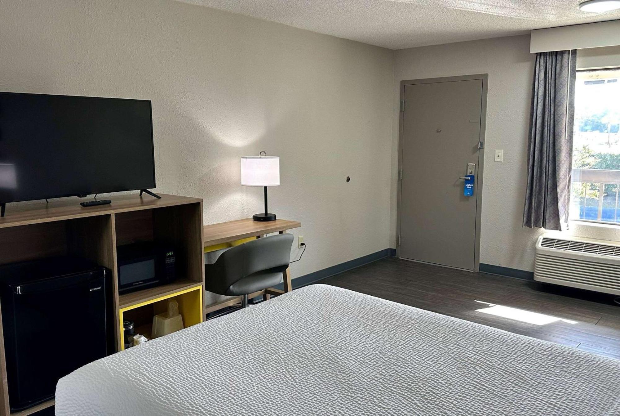 Days Inn By Wyndham Columbia Ne Fort Jackson Exterior foto